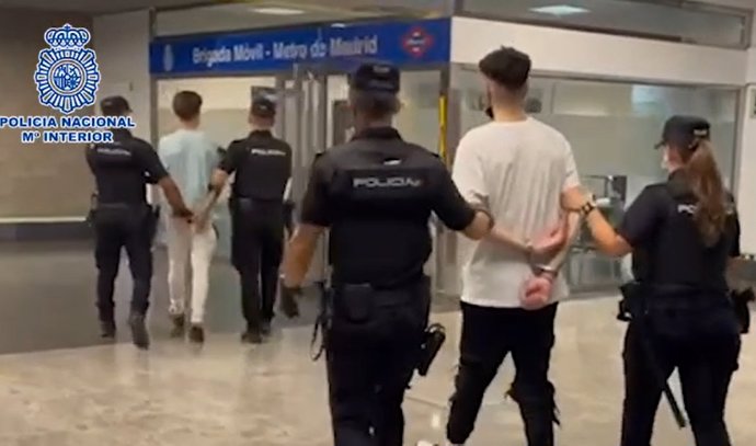 Archivo - Dos detenidos por apalear y robar a un joven en la estación de Sol (Madrid)