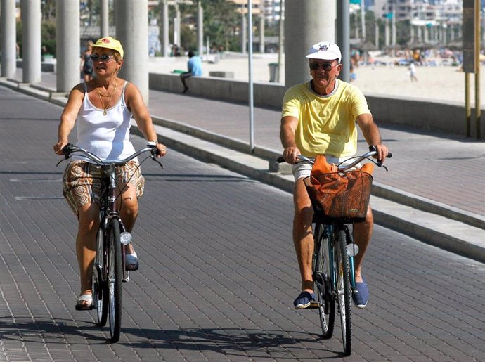 Archivo - Británicos paseando en bicicleta por Palma de Mallorca