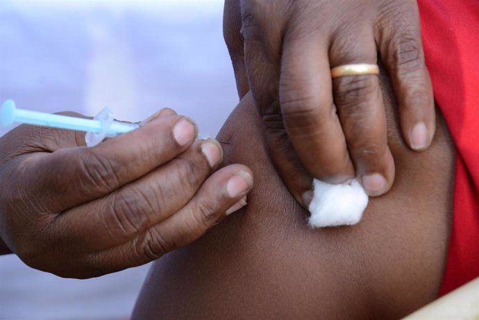 Archivo - Vacunación contra el coronavirus en Nairobi