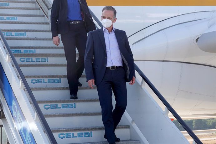 29 August 2021, Turkey, Antalya: German Foreign Minister Heiko Maas disembarks the plane upon arrival at the airport in Antalya. A few days after the end of the Bundeswehr airlift, Foreign Minister Maas is visiting countries that play a role in the cont