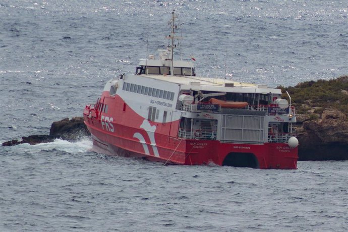 El ferry 'San Gwann' de la naviera FRS encallado en el islote norte de Es Malvins, entre Ibiza y Formentera, a 29 de agosto de 2021.