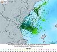 Más de 7.000 descargas procedentes de rayos impactan durante la madrugada en el litoral del Camp de Morvedre