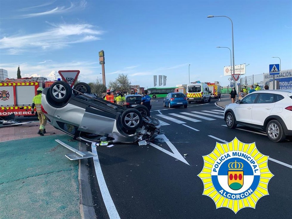 Rescatan a un conductor que quintuplicaba la tasa de alcohol permitida y volcó en un accidente en Alcorcón
