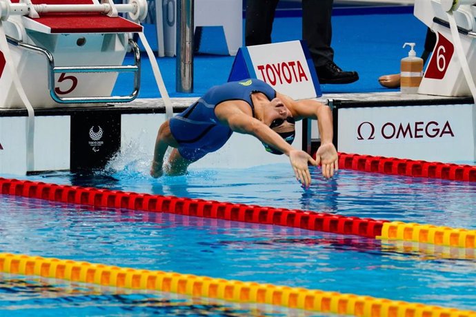 Núria Marqus se lanza al agua en la final de los 100 metros espalda S9 de los Juegos Paralímpicos de Tokio