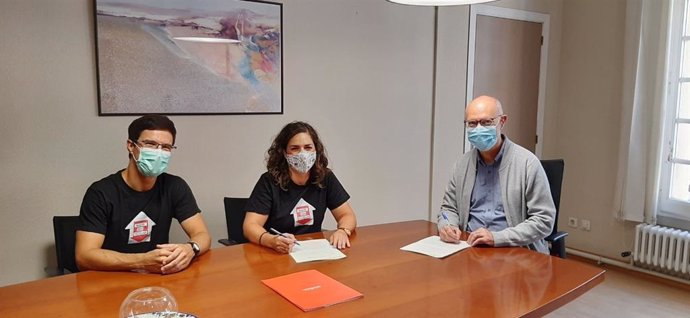Andrés Carbonero Martínez, director general de Protección Social y Cooperación al Desarrollo, y Silvia Hualde, en representación de la Asociación Acción en Red-Elkarlan Sarea, firman un convenio para atender a personas sin hogar en Tudela.