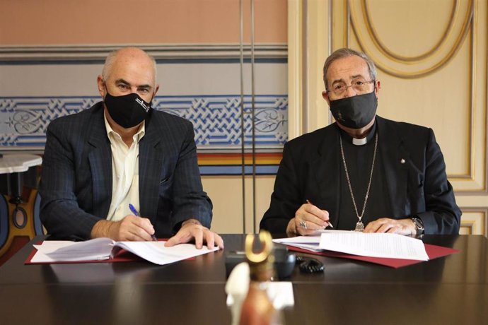 El vicepresidente del Gobierno de Navarra José María Aierdi y el arzobispo de Pamplona, Francisco Pérez, firman un convenio por el que la Iglesia cede viviendas para alquiler público.