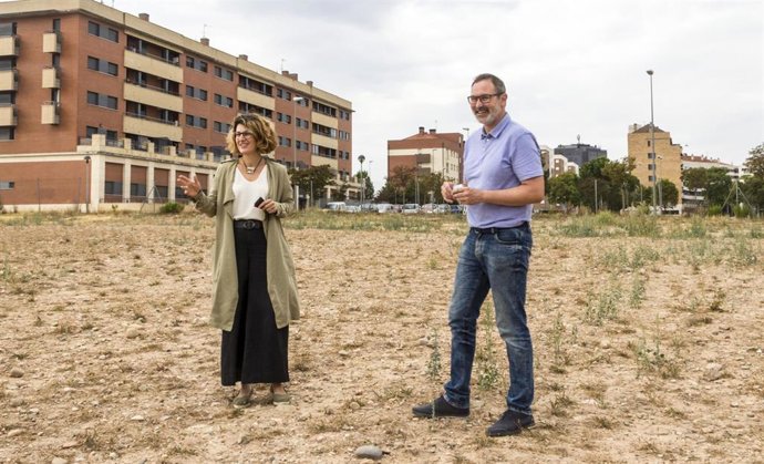 Los concejales de CS La Rioja, Rocío Fernández, y del PR+, Rubén Antoñanzas, en el solar de Los Lirios donde podría ir el colegio