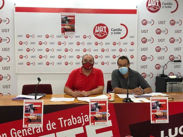 El secretario general de la Federación de Empleados de Servicios Públicos de UGT en Castilla y León, Tomás Pérez, (i) y el responsable de Autonómica, Carlos Arenas (i).
