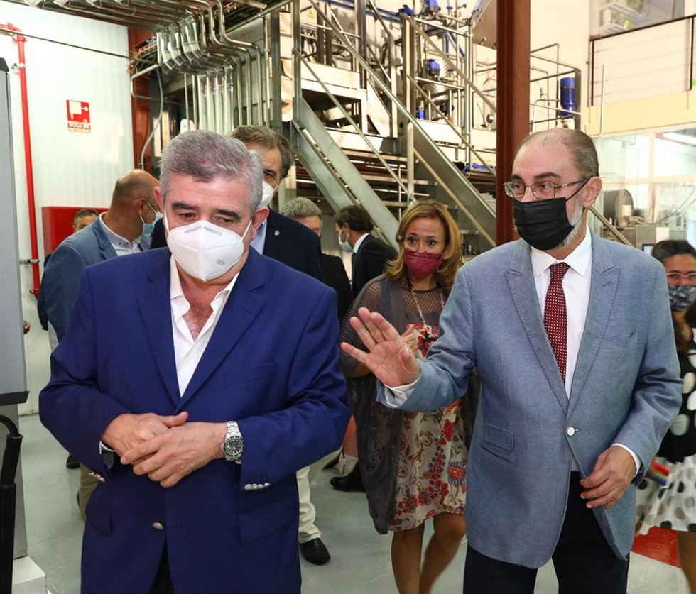 El presidente de Aragón, Javier Lambán, durante su visita a la empresa Fertinagro, en Utrillas (Teruel).