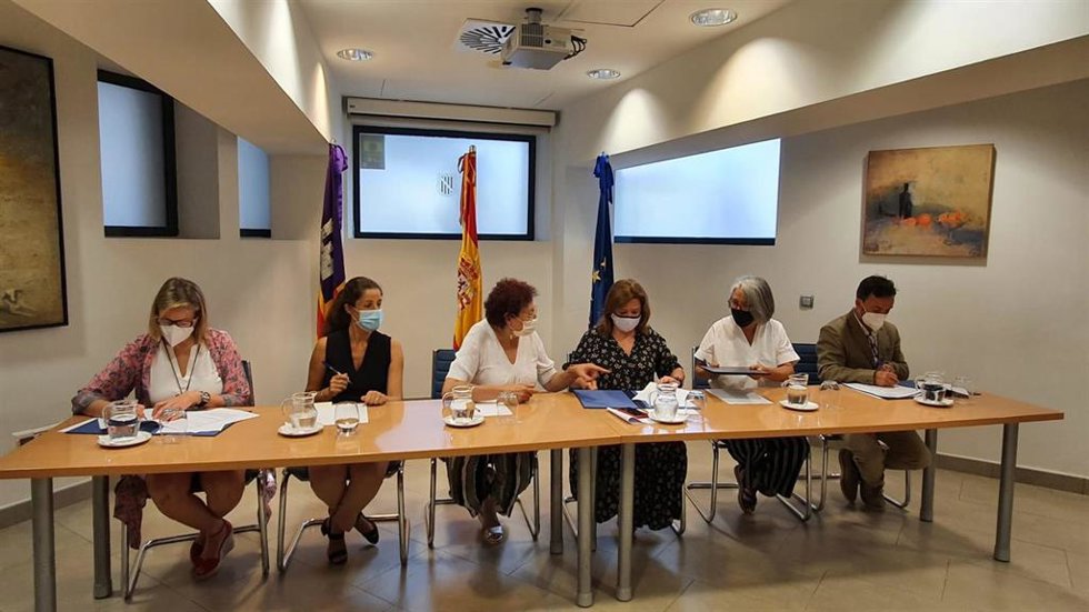 Firma del convenio contra la prostitución.