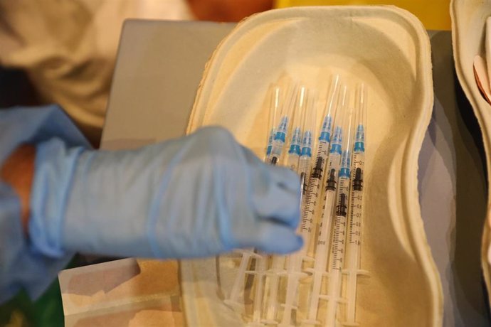 Varias dosis de la vacuna de Pfizer en el dispositivo puesto en marcha para vacunar contra el coronavirus, en las instalaciones del Hospital General Universitario Gregorio Marañón, a 20 de agosto de 2021, en Madrid (España). Casi 5 millones de personas 