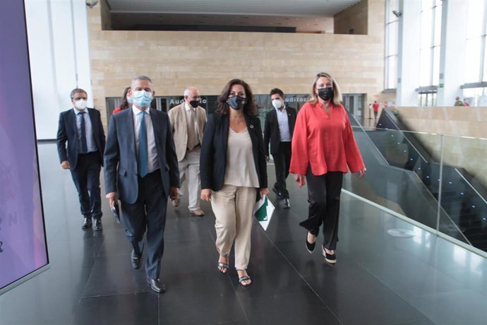  El consejero de Hacienda y Administración Pública, Celso González González; la presidenta del Gobierno de La Rioja, Concha Andreu y la consejera de Agricultura, Ganadería, Mundo Rural, Territorio y Población, Eva Hita Lorite