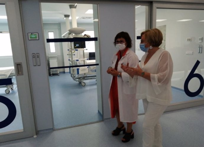 La consellera de Sanidad Univeresal, Ana Barceló, durante su visita al Hospital de Elda.
