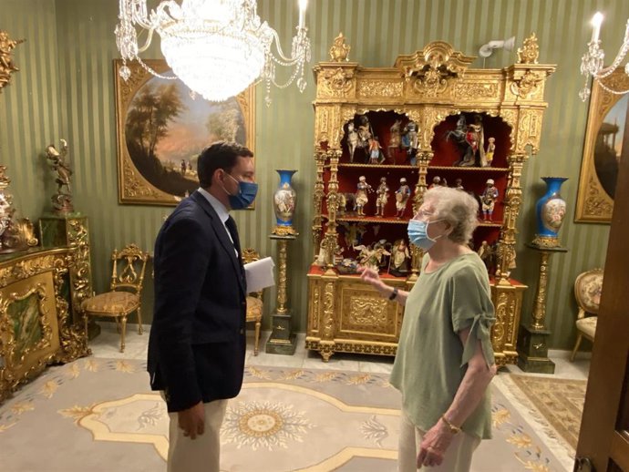 El portavoz del PP en Sevilla, Juan de la Rosa, con la viuda del coleccionista Mariano Bellver, Dolores Mejías.