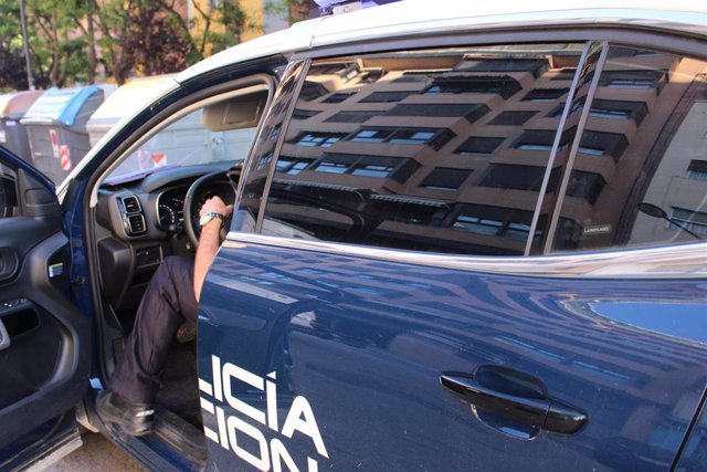 Policía Nacional en un coche patrulla en imagen de archivo