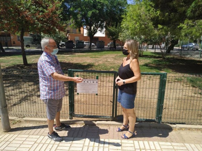 La concejala Eva Oliva en una visita al parque de la plaza del Arcoíris en San Jerónimo