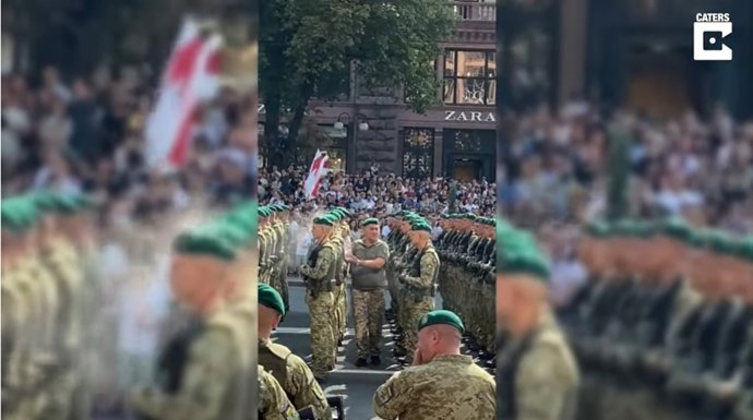 Así combate el intenso calor un grupo de militares durante un desfile en Kiev