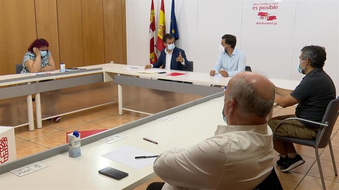 Reunión en la sede del PSOECyL entre representantes socialistas y de la Coordinadora de las Plataformas en Defensa de la Sanidad Pública de Castilla y León.