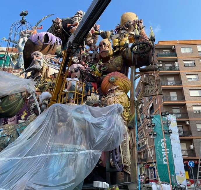 Imagen de la falla de l'Antiga de Campanar con plásticos para porteger alguno de sus elementos de la lluvia.