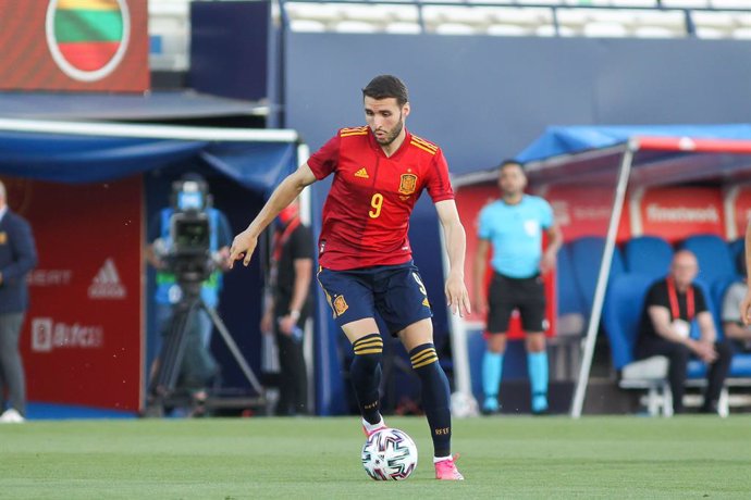 Archivo - Abel Ruiz of Spain U21 controls the ball during the international friendly match played between Spain U21 and Lithuania at Municipal de Butarque stadium on Jun 07, 2021 in Leganes, Madrid, Spain.