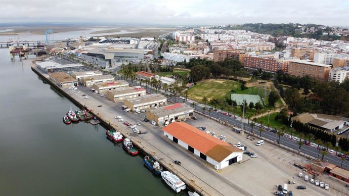 Panorámica del Muelle de Levante de Huelva.