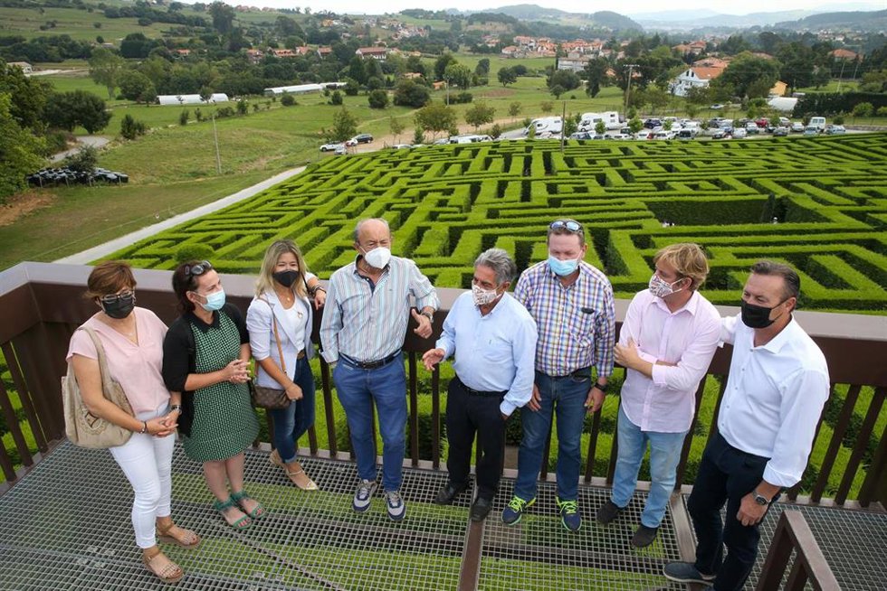 El presidente de Cantabria, Miguel Ángel Revilla, visita el Laberinto de Villapresente junto a los consejeros de Industria y Desarrollo Rural, Javier López Marcano y Guillermo Blanco, respectivamente, y el alcalde de Reocín, Pablo Diestro