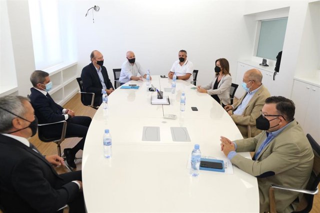 L vicepresidente, portavoz y consejero de Transparencia, Ordenación del Territorio y Acción Exterior, Francisco Igea, junto a la consejera de Empleo e Industria, Ana Carlota Amigo, durante la reunión con Cupa Group en Ponferrada (León).