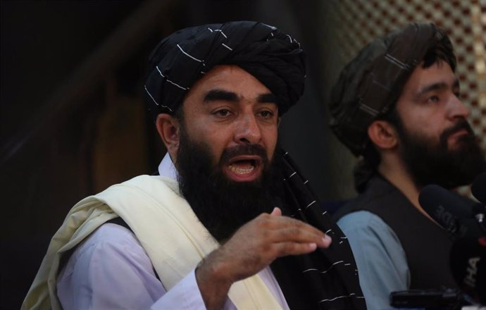 El portavoz de los talibán, Zabihulá Muyahid, habla durante una rueda de prensa.