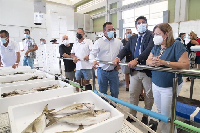 El presidente de la Comunidad, Fernando López Miras, se reunió hoy con la alcaldesa de San Pedro del Pinatar, Visitación Martínez, y posteriormente mantuvo un encuentro con la Cofradía de Pescadores del municipio