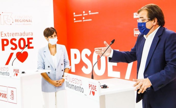 La ministra de Política Territorial y portavoz del Gobierno, Isabel Rodríguez, y el presidente de la Junta y secretario general del PSOE de Extremadura, Guillermo Fernández Vara, en rueda de prensa
