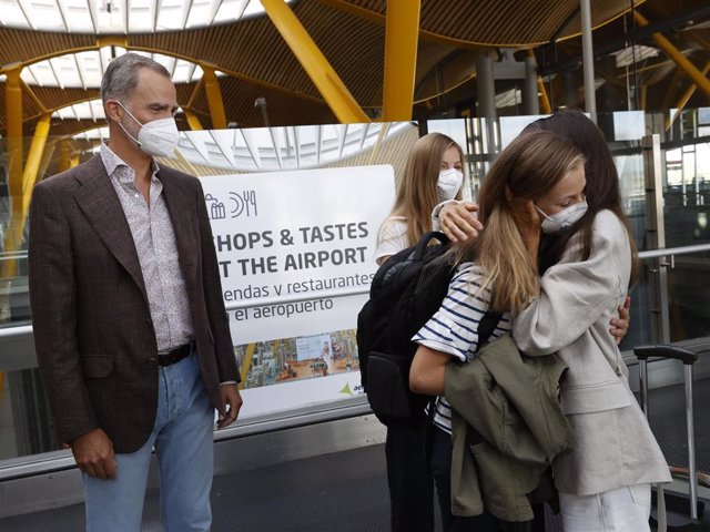 Los Reyes y la Infanta Sofía han despedido a la Princesa Leonor en el aeropuerto de Barajas