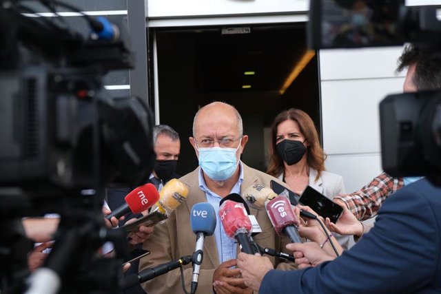 El vicepresidente, portavoz y consejero de Transparencia, Ordenación del Territorio y Acción Exterior, Francisco Igea, antes de la reunión mantenida con Cupa Group en Ponferrada (León).