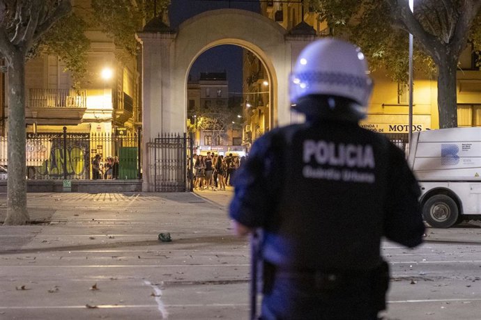 Un agente de Mossos d' Esquadra, durante la primera noche de las Fiestas de Sants, a 25 de agosto de 2021, en Barcelona, Catalunya (España). 