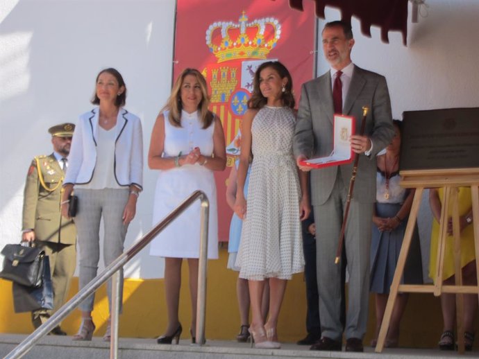 Archivo - Felipe VI tras entregarle la llave de la ciudad de Bailén(/Archivo
