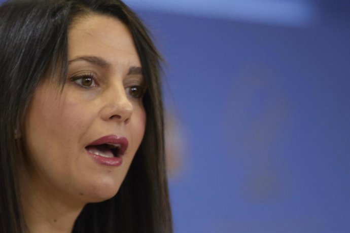 La presidenta de Ciudadanos, Inés Arrimadas, en una rueda de prensa, durante la reunión de la Diputación Permanente en el Congreso de los Diputados, a 25 de agosto de 2021, en Madrid (España).