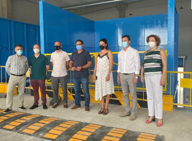La consellera Mireia Mollà, en el centro, durante su visita a la primera planta autorizada de transferencia de residuos de la Vega Baja, ubicada en el municipio de Dolores (Alicante).