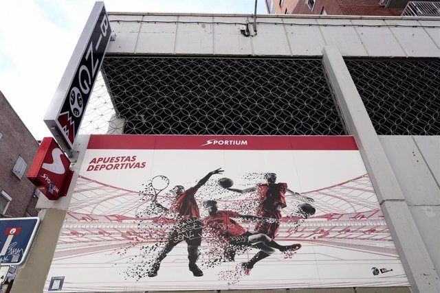 Archivo - Cartel publicitario de un juego de un local de apuestas deportivas de Sportium, en Madrid