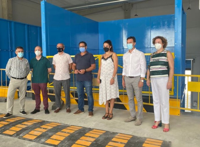 La consellera Mireia Moll, en el centro, durante su visita a la primera planta autorizada de transferencia de residuos de la Vega Baja, ubicada en el municipio de Dolores (Alicante).