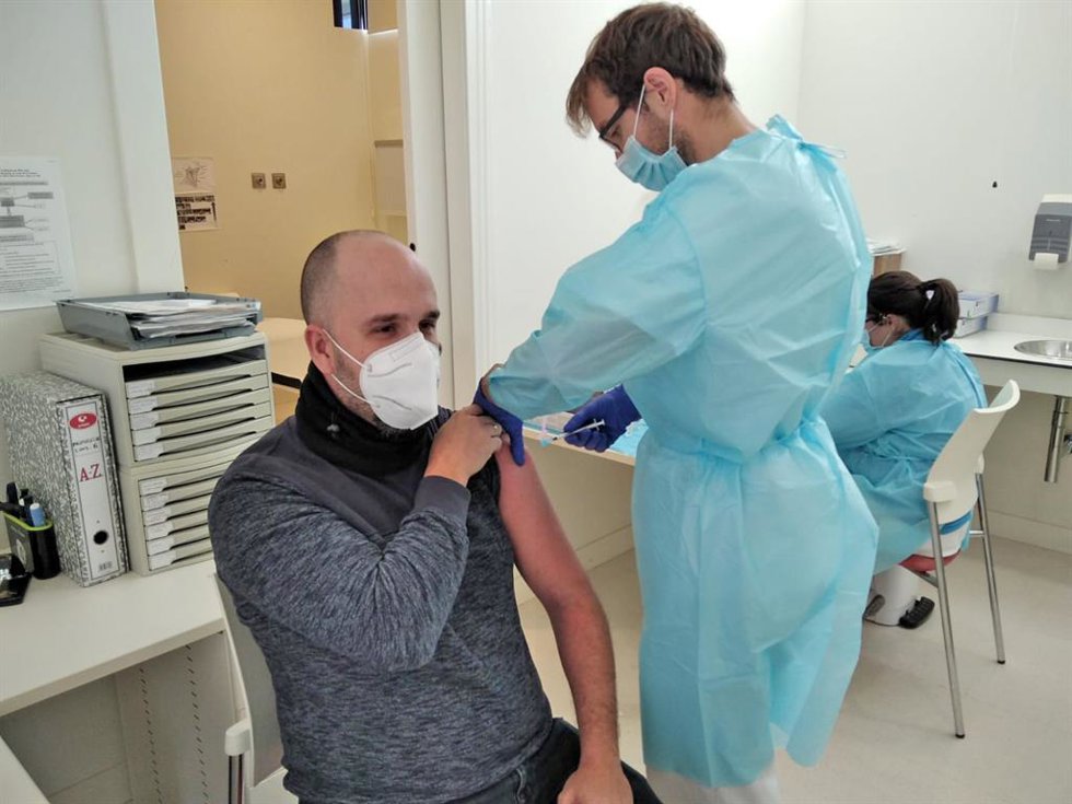 Archivo - Un sanitario del hospital de Jerez (Cádiz) recibe la segunda dosis de la vacuna contra la Covid-19.