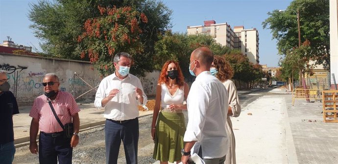 Visita de munícipes del equipo del gobierno al Polígono Norte, en foto de archivo.