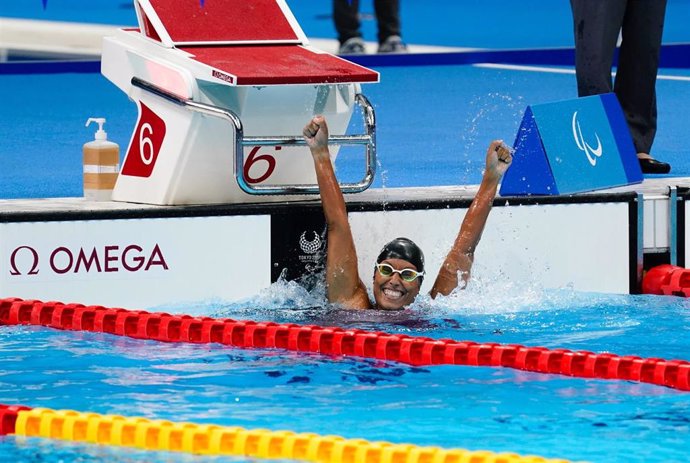 Teresa Perales celebra su medalla de plata en los 50 espalda S5 de los Juegos Paralímpicos de Tokio