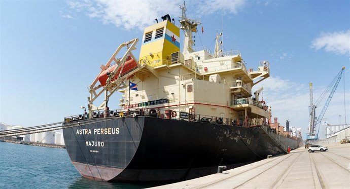 El buque Astra Perseus atracado en el Port de Tarragona.