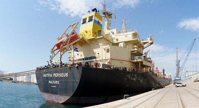 El buque Astra Perseus atracado en el Port de Tarragona.