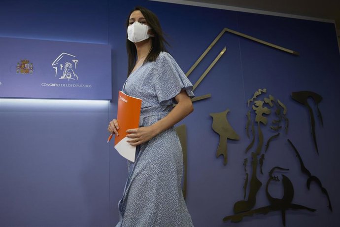 La presidenta de Ciudadanos, Inés Arrimadas, a su llegada a una rueda de prensa, durante la reunión de la Diputación Permanente en el Congreso de los Diputados, a 25 de agosto de 2021, en Madrid (España).