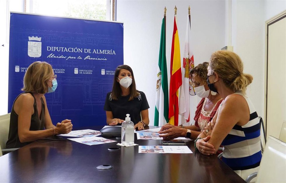 La diputada provincial Ángeles Martínez se reúne con representantes del Teléfono de la Esperanza.