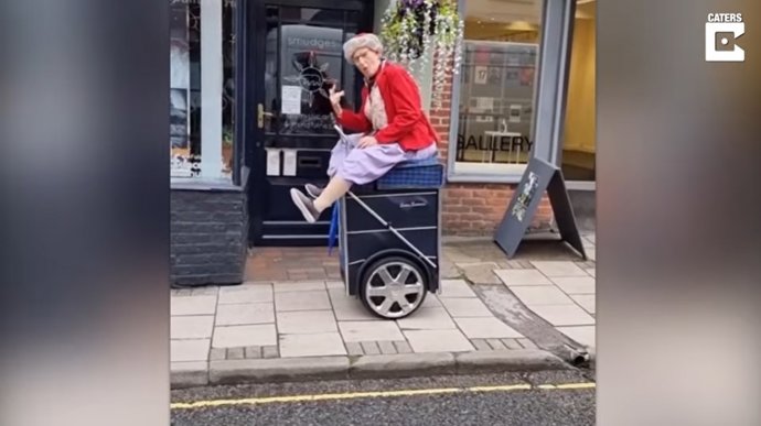 Un par de "señoras mayores" subidas a carritos de la compra llaman la atención en una calle de Inglaterra