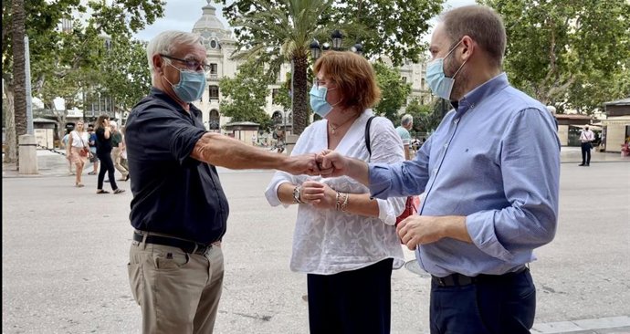El alcalde de Valncia, Joan Ribó, junto a la delegada de Gobierno en la Comunitat Valenciana, Gloria Calero y el concejal de Protección Ciudadana del Ayuntamiento de Valncia, Aarón Cano, en la Plaza del Ayuntamiento de Valncia