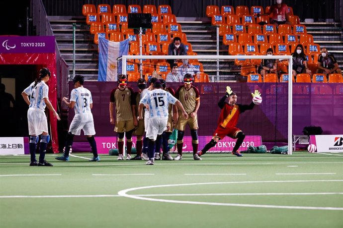 Maximiliano Espinillo lanza a puerta en el España-Argentina del fútbol-5 para ciegos de los Juegos Paralímpicos de Tokio
