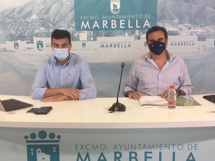 El concejal de Fomento Económico y Pymes de Marbella (Málaga), Cristóbal Garre y el portavoz municipal, Félix Romero, en rueda de prensa