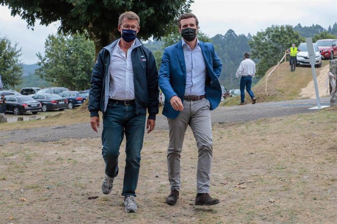 El presidente del PPdeG, Alberto Núñez Feijóo, y el presidente nacional del PP, Pablo Casado, a su llegada al acto de inicio del curso político, celebrado el 29 de agosto de 2021 en la Carballeira de San Xusto, en Cerdedo-Cotobade.